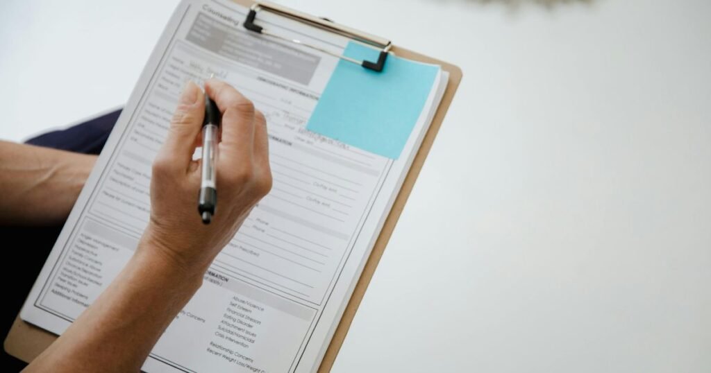 B1_A2_Mano rellenando cuestionario_RDNE Stock project_pexels 1200x630_R
