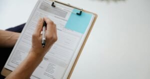 B1_A2_Mano rellenando cuestionario_RDNE Stock project_pexels 1200x630_R